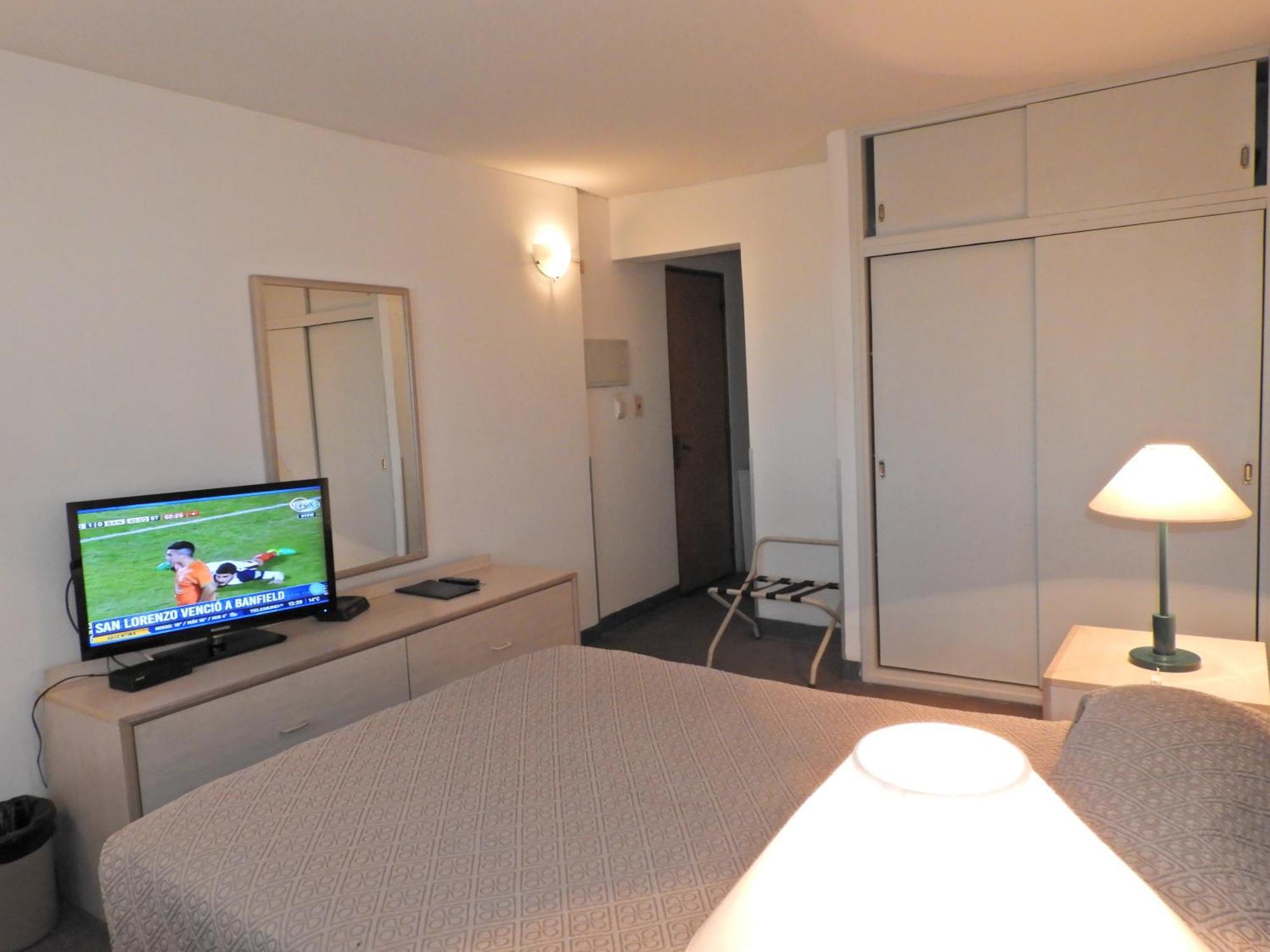 Hotel Tres Cruces Montevideo Bagian luar foto