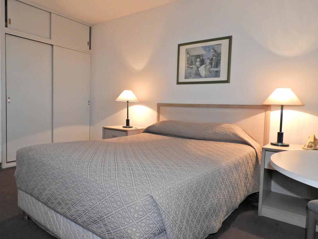 Hotel Tres Cruces Montevideo Bagian luar foto