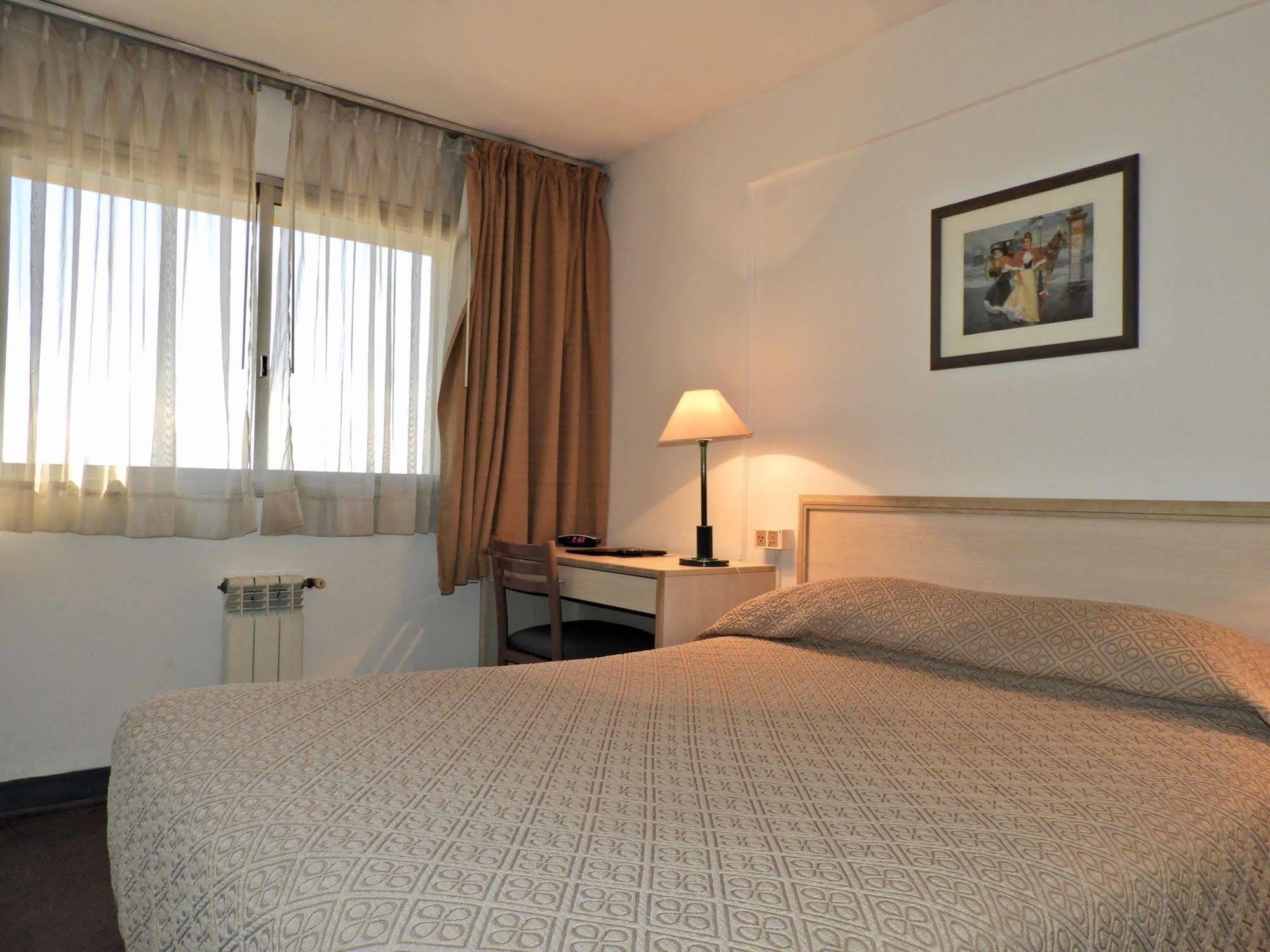 Hotel Tres Cruces Montevideo Bagian luar foto
