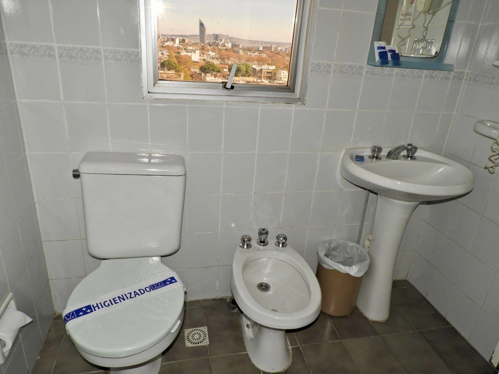 Hotel Tres Cruces Montevideo Bagian luar foto