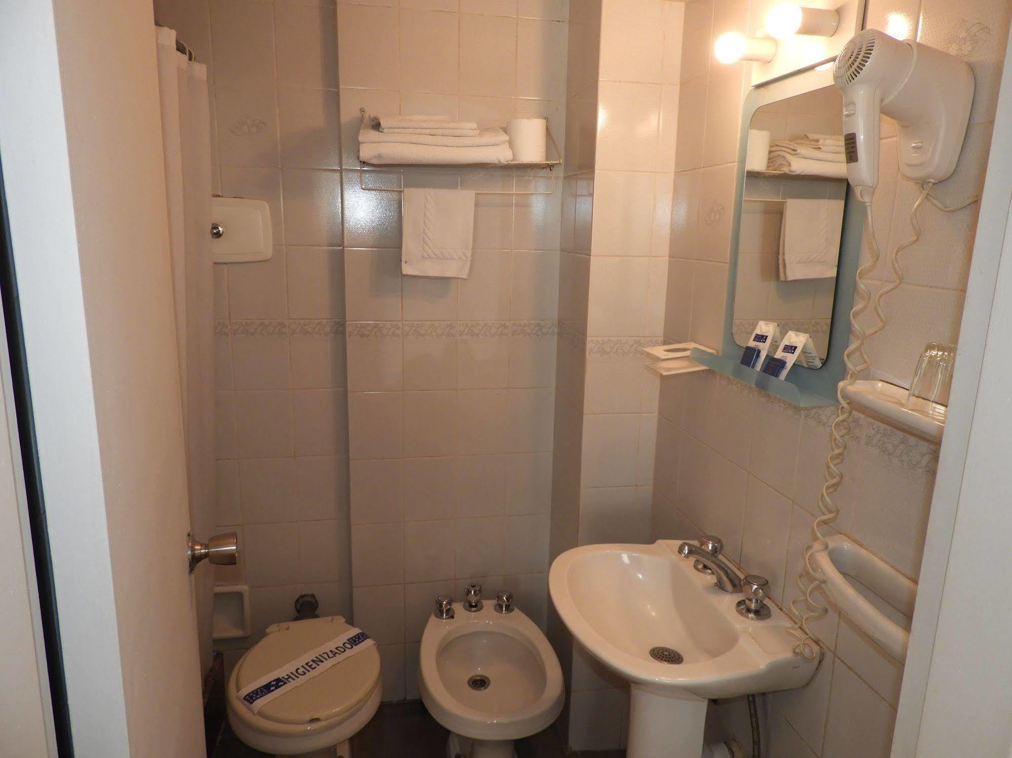 Hotel Tres Cruces Montevideo Bagian luar foto